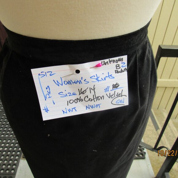 #512  WOMEN'S COTTON VELVETEEN STYLE BLACK SKIRT (SIZE 14) - Picture 3 of 4